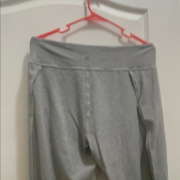 Lululemon beautiful yoga pants open two sides to be comfy when moving around. - Picture 9 of 11